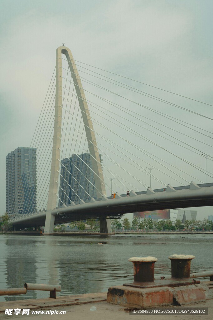 城市河畔斜 橋風(fēng)景