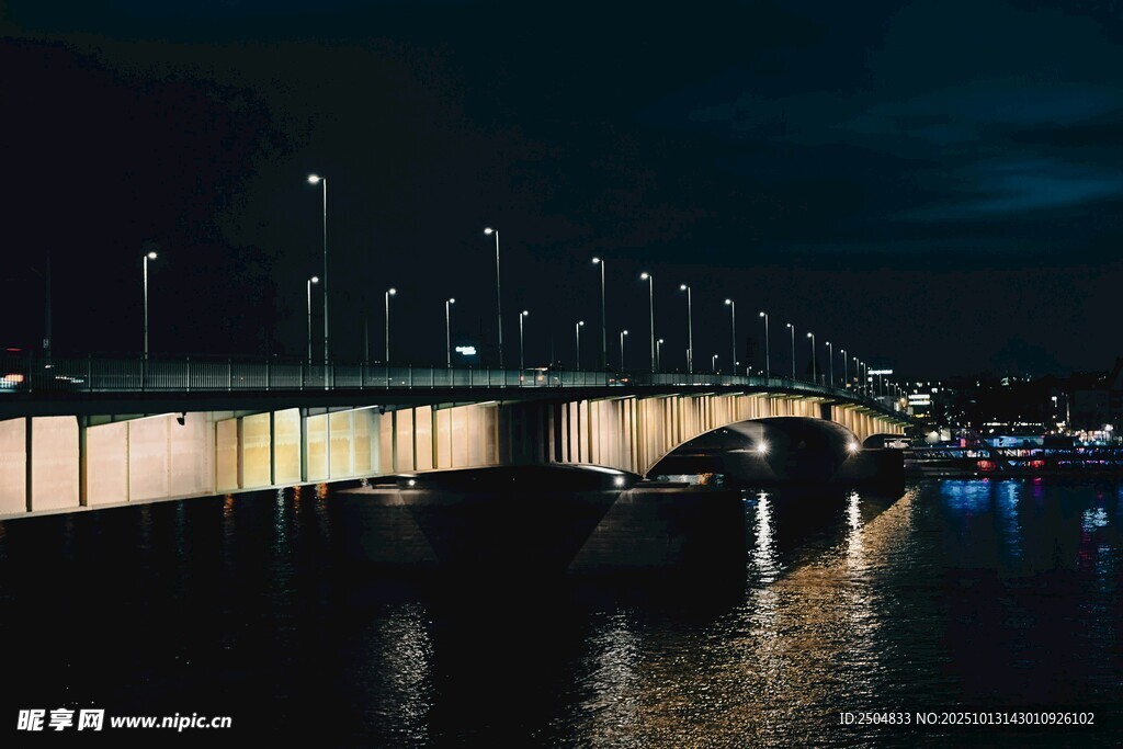 夜晚河畔橋梁燈光美景