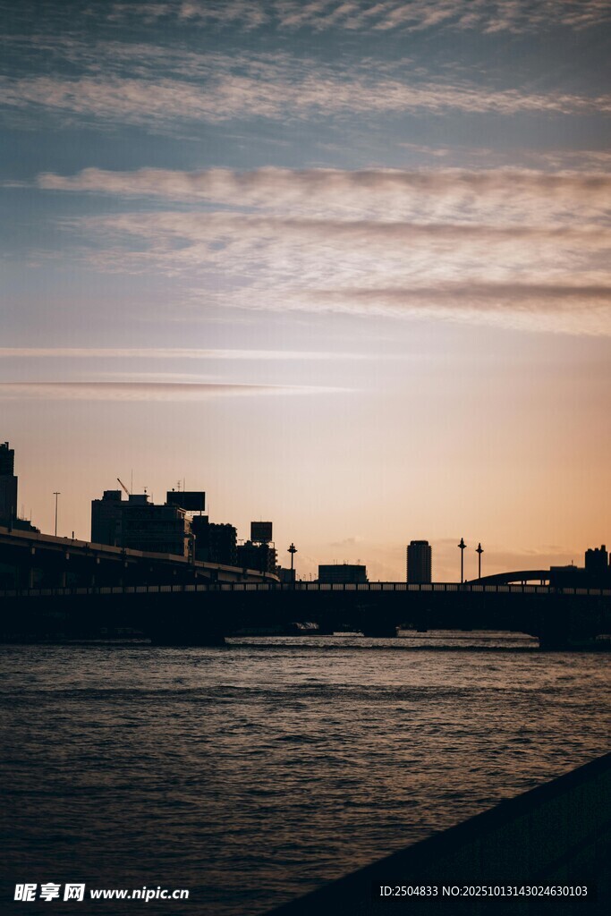 河畔城市黃昏天際美景