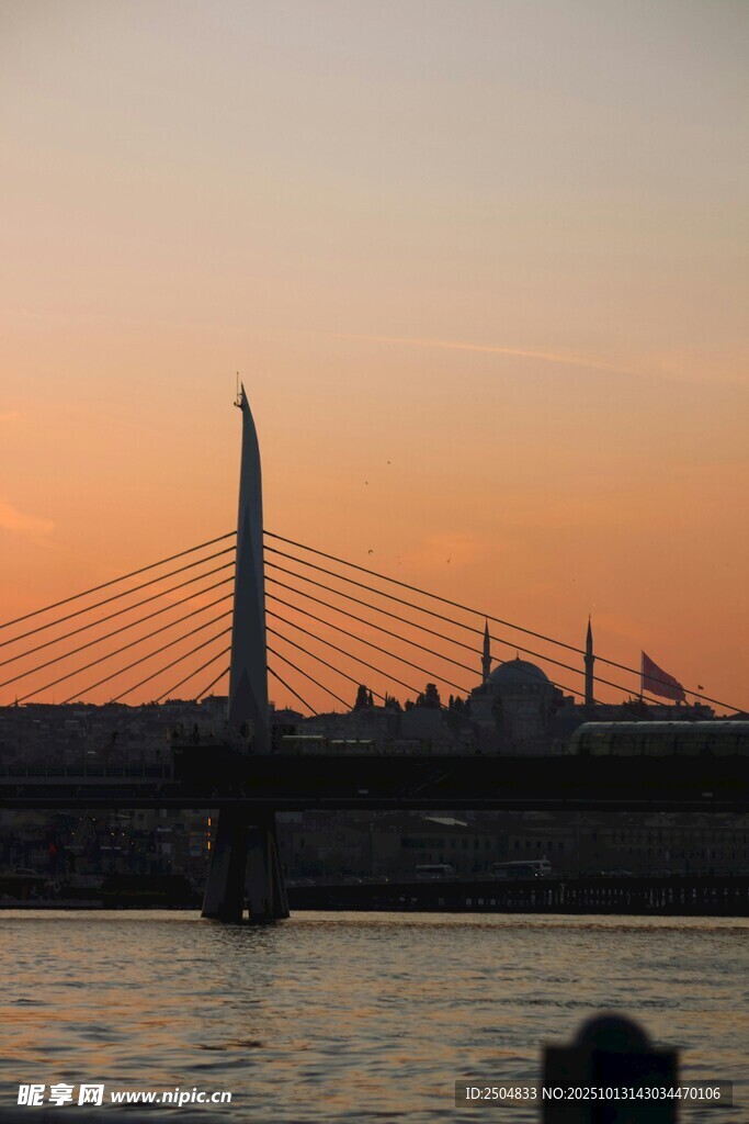 夕陽下的跨海大橋美景