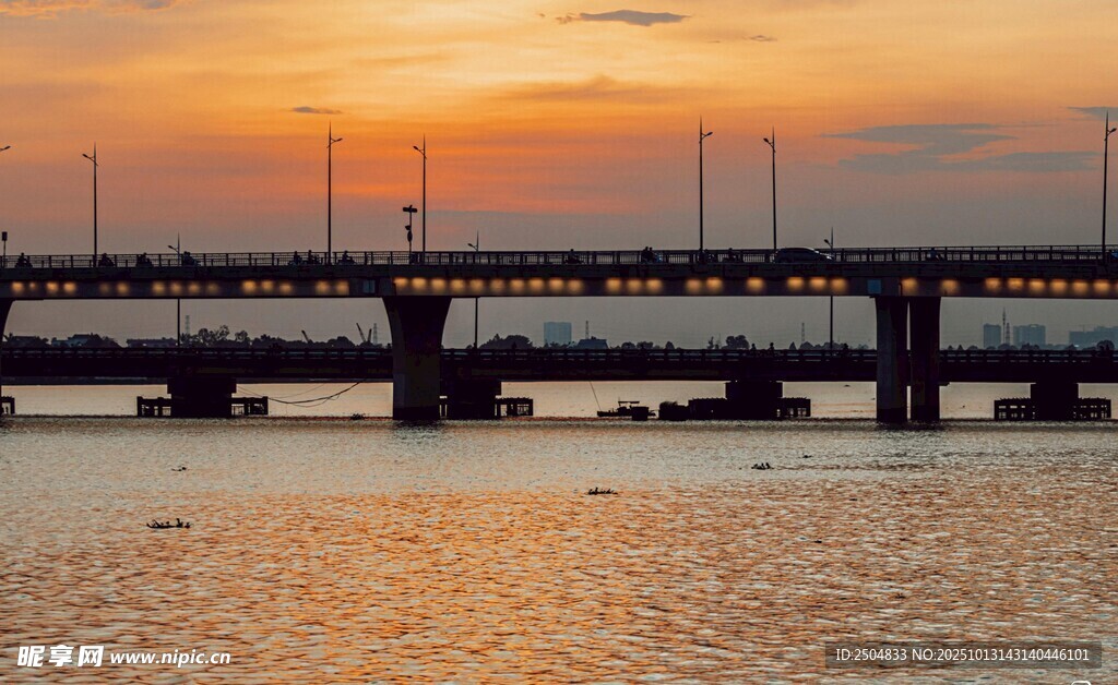 夕陽下的橋梁美景