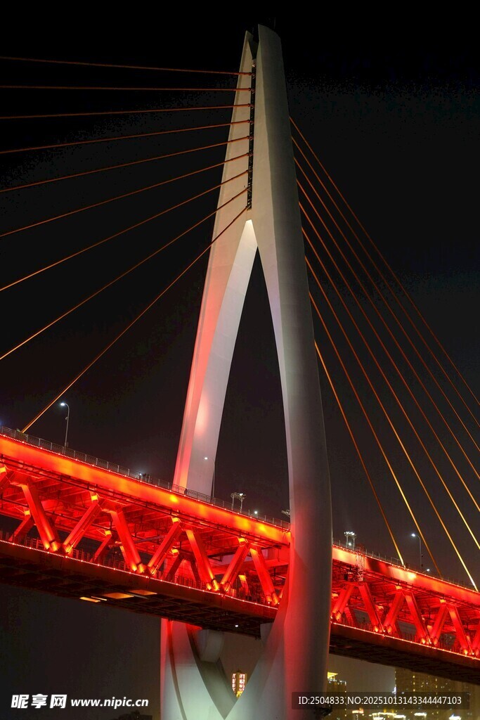 夜晚璀璨的斜 橋景觀