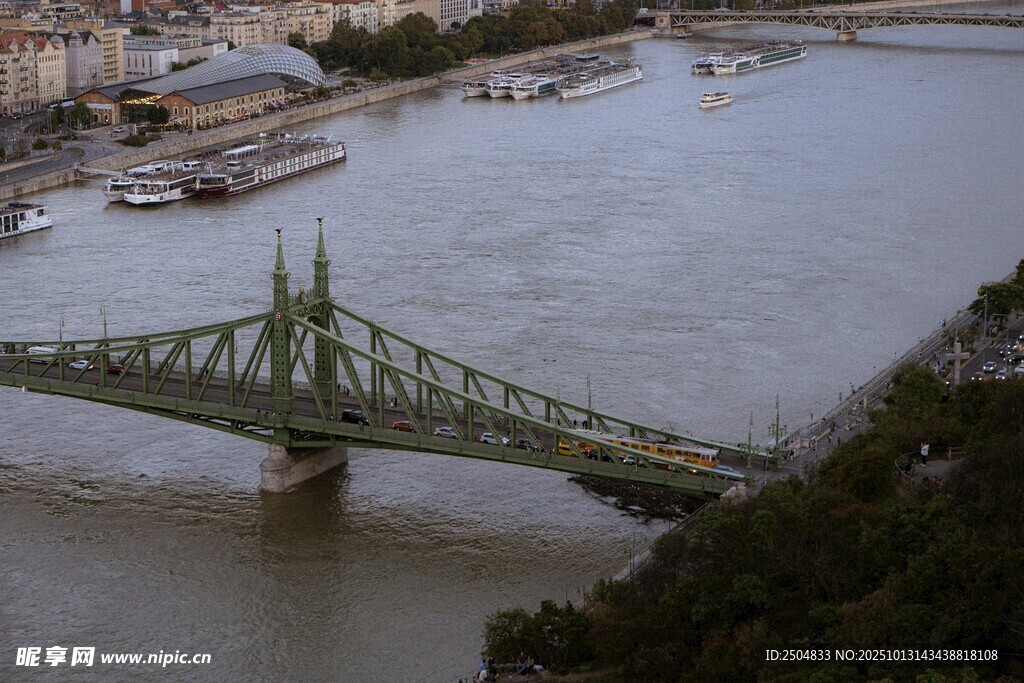 多瑙河上的綠色鐵橋