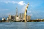 河畔斜 橋與城市風(fēng)光
