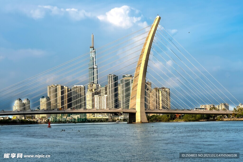 河畔斜 橋與城市風(fēng)光