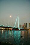 城市夜景中的璀璨橋梁