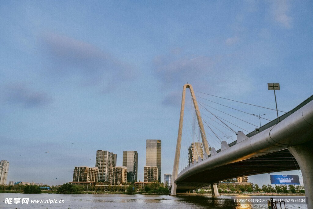 城市橋梁與天際線美景