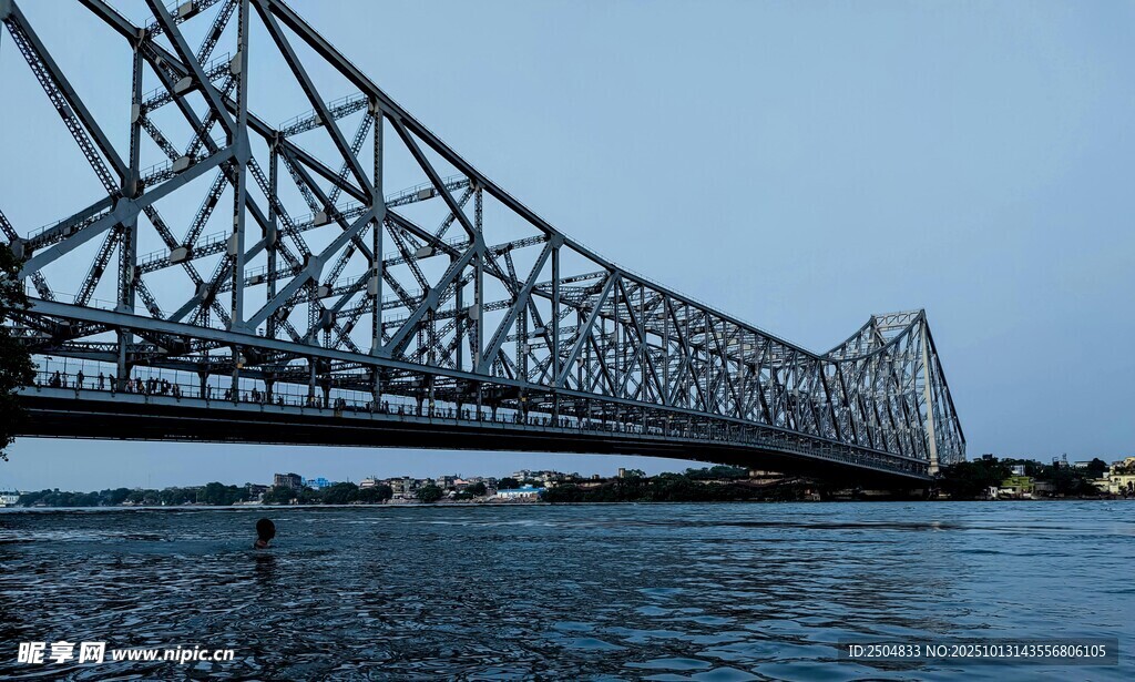 鋼鐵大橋橫跨寬闊水面