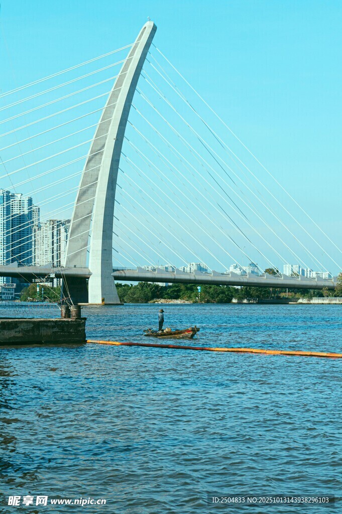 河畔弧形大橋景觀