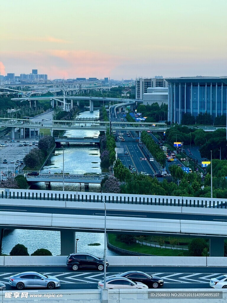 城市高架橋黃昏交通景象