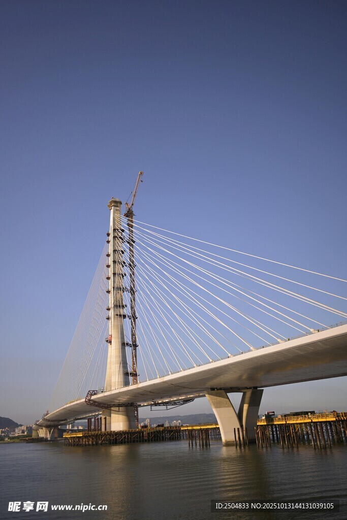 現(xiàn)代橋梁橫跨寬闊水域