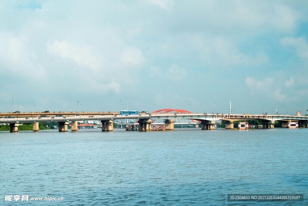 河畔橋梁橫跨藍(lán)色水域