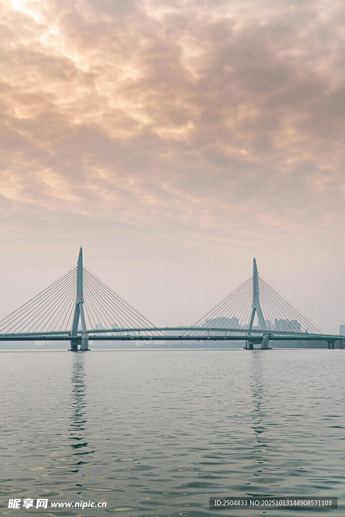 壯麗跨江大橋 云影相伴