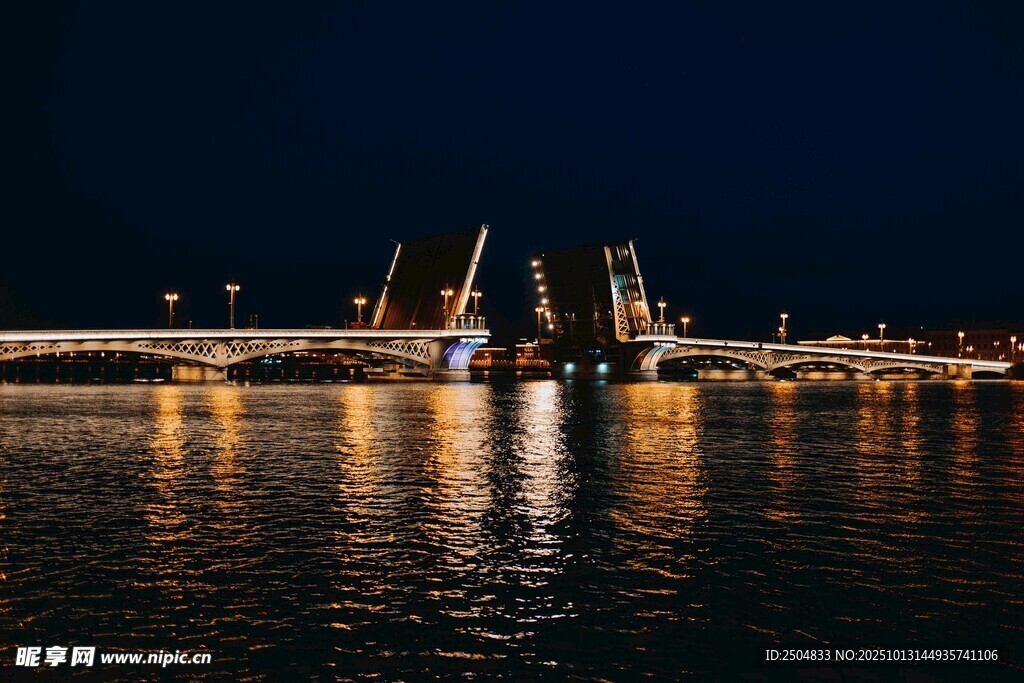 夜晚河畔璀璨橋梁景觀