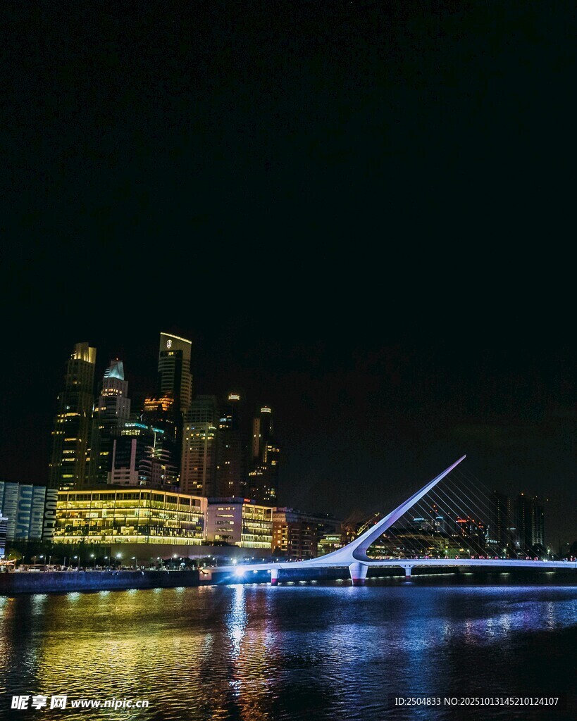 璀璨夜景下的城市河畔風光