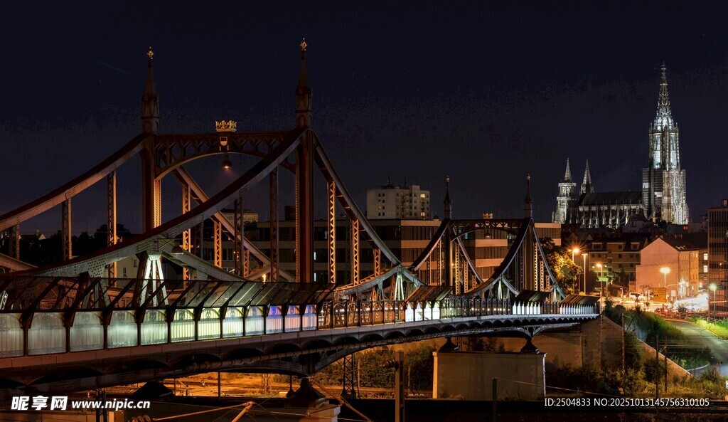 夜晚城市橋梁與建筑景觀