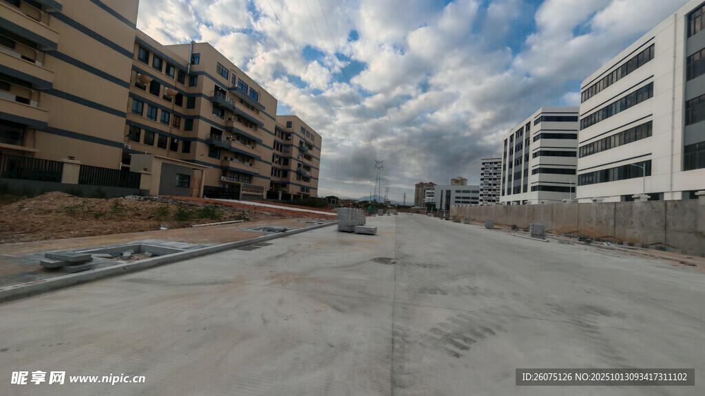 空曠城市道路與兩旁建筑