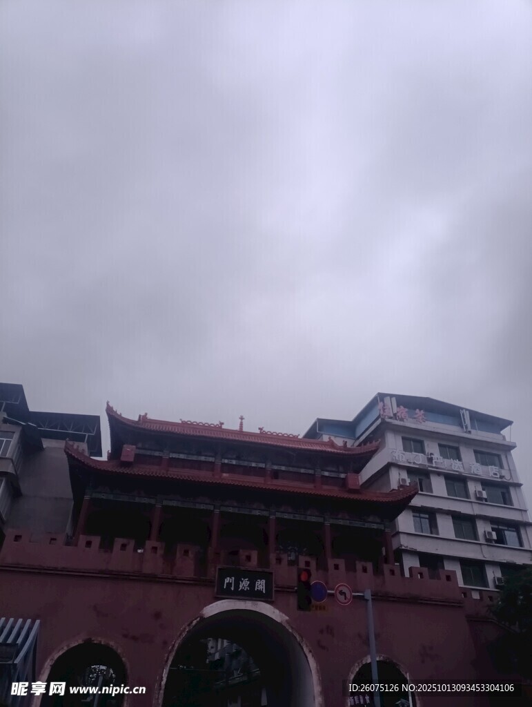 中式古建筑與現(xiàn)代建筑并存