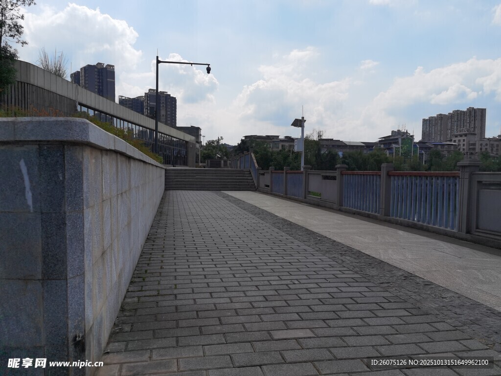 城市河畔的磚石步道
