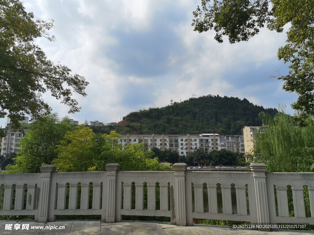 城郊風景圍欄后的山水樓宇