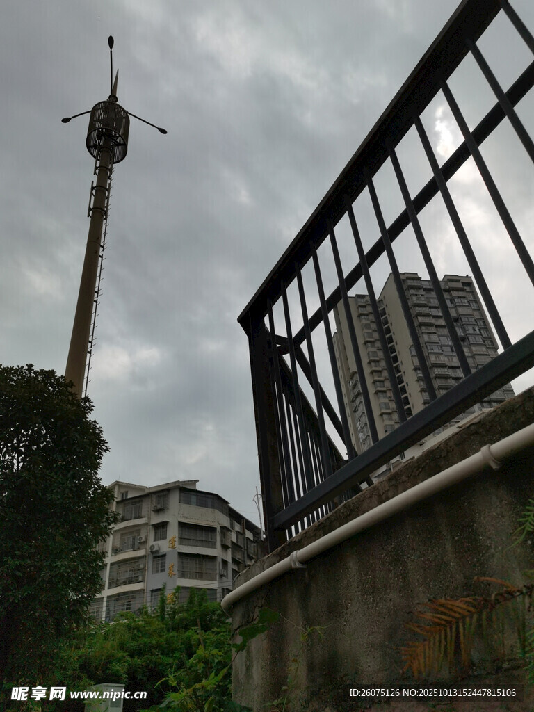 城市中塔吊與建筑景觀