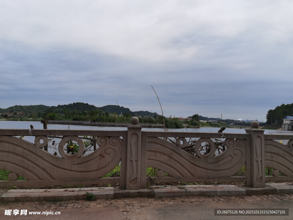 湖畔雕花欄桿風(fēng)景圖