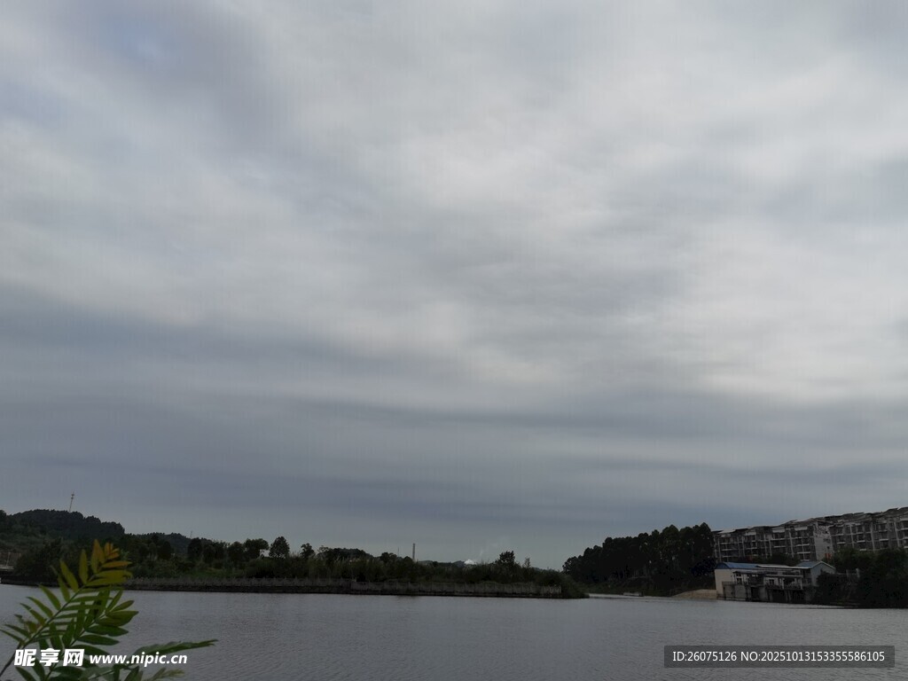 陰天湖畔景色