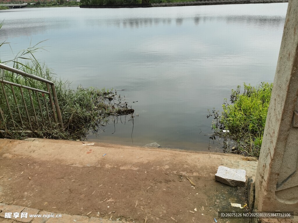 寧?kù)o湖邊景致