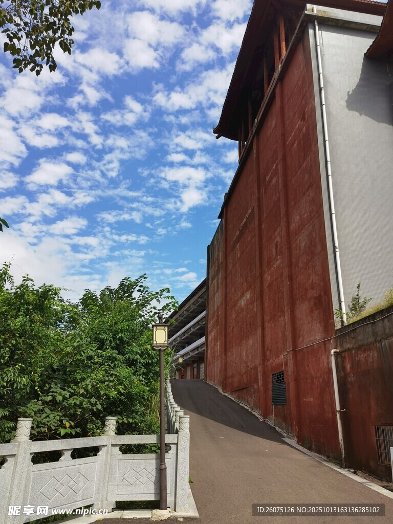 紅墻綠樹間的藍(lán)天白云