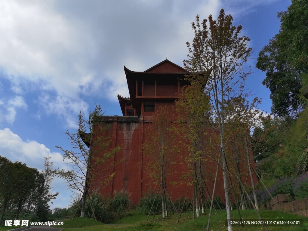 古色城樓立于綠樹藍(lán)天間
