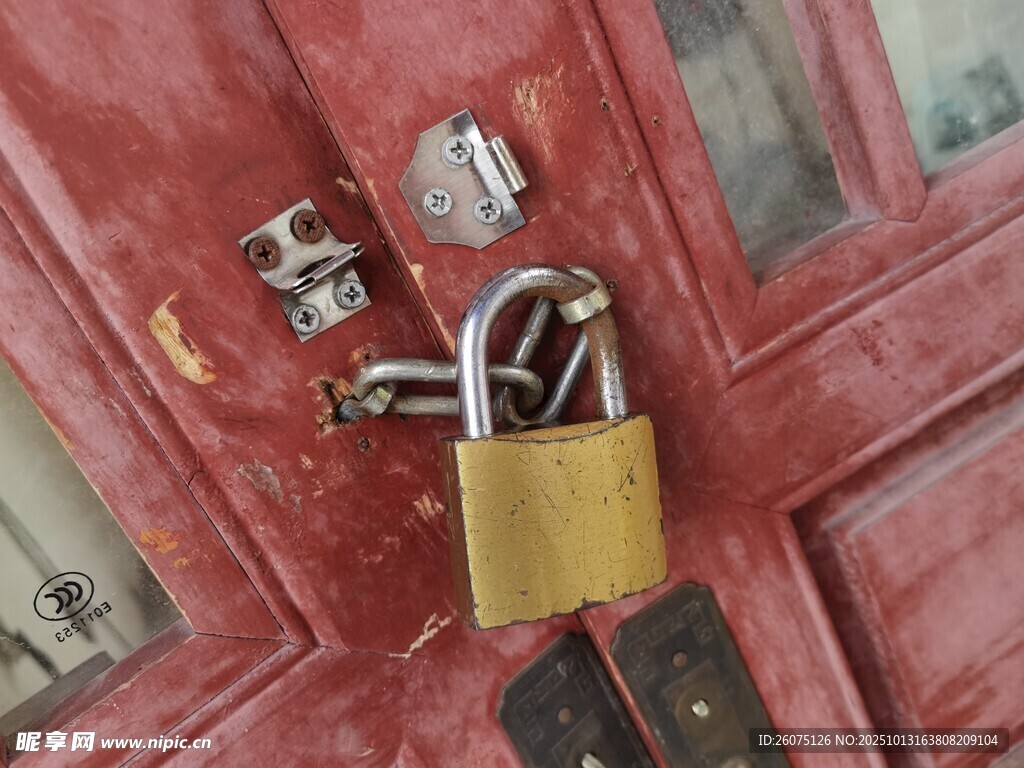 老舊紅門上的金屬掛鎖