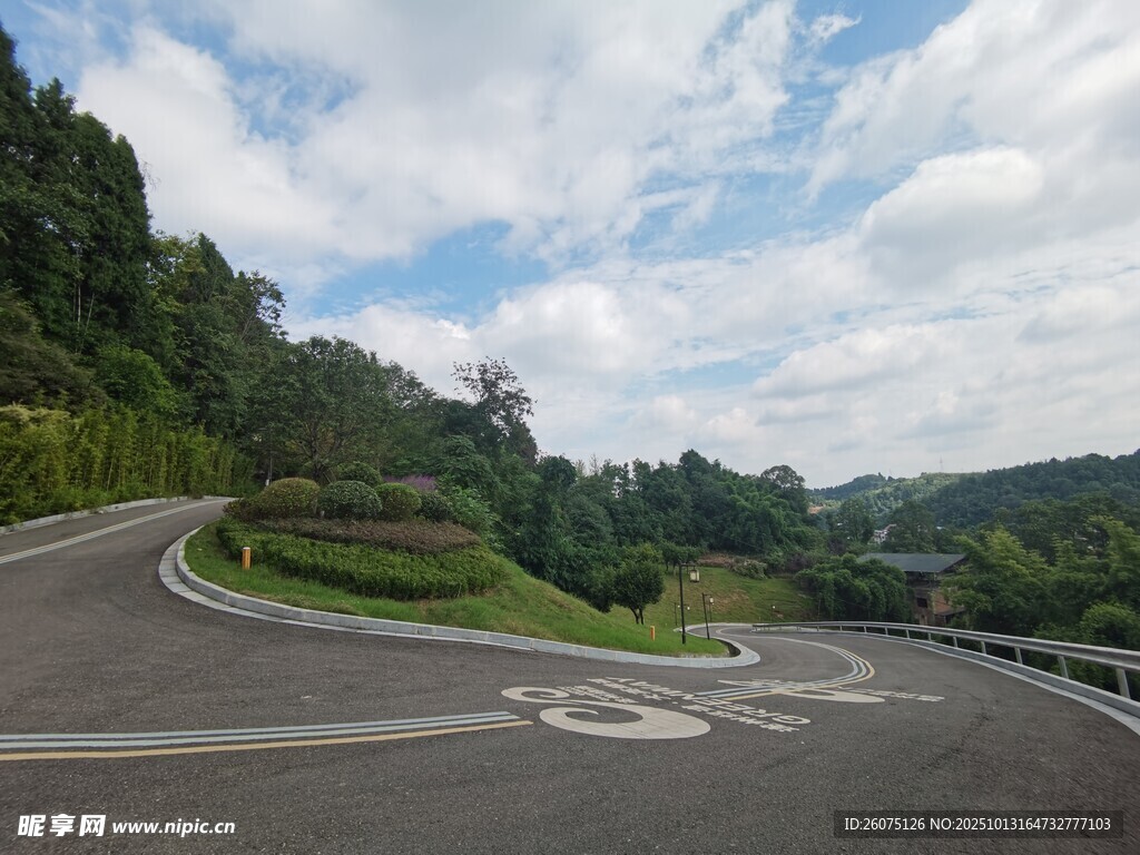 蜿蜒山間公路風景秀麗