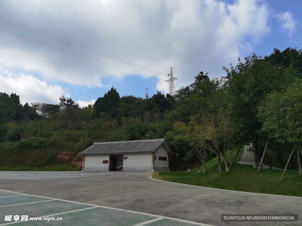 戶外空曠場地與周邊建筑