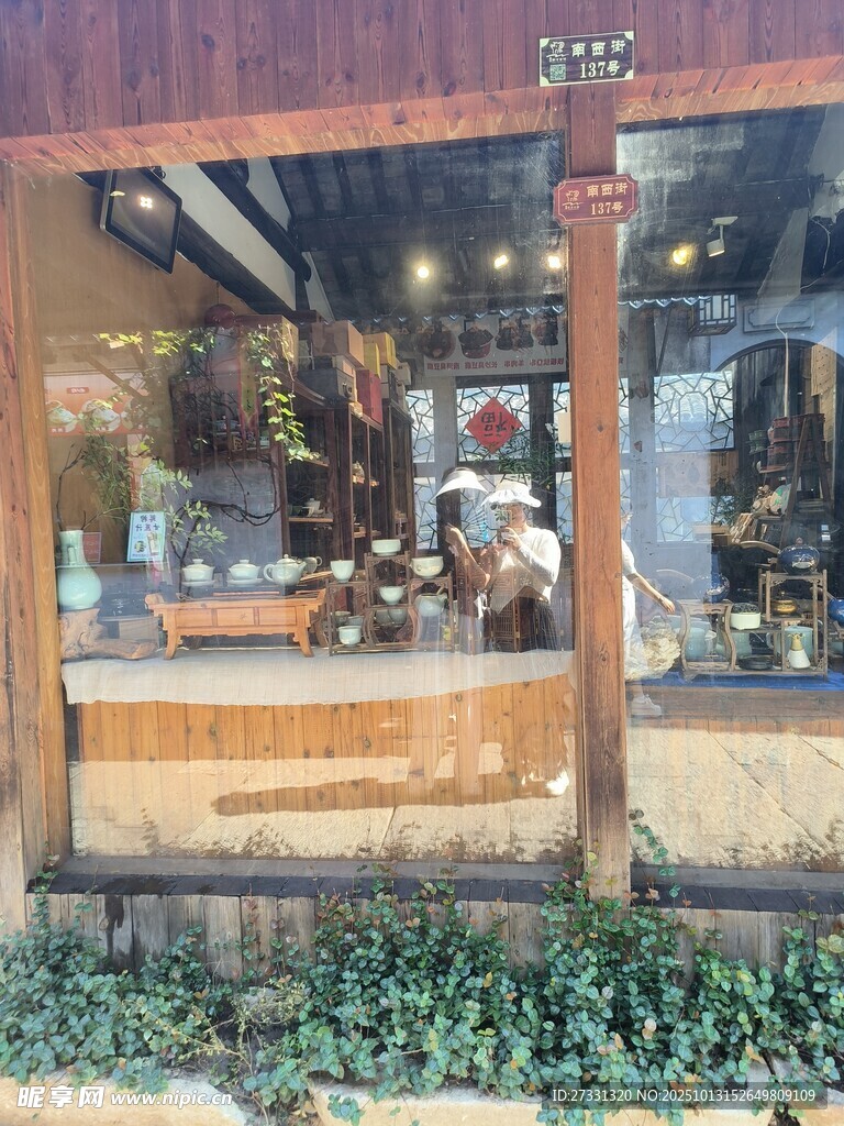 溫馨街邊小店櫥窗景觀