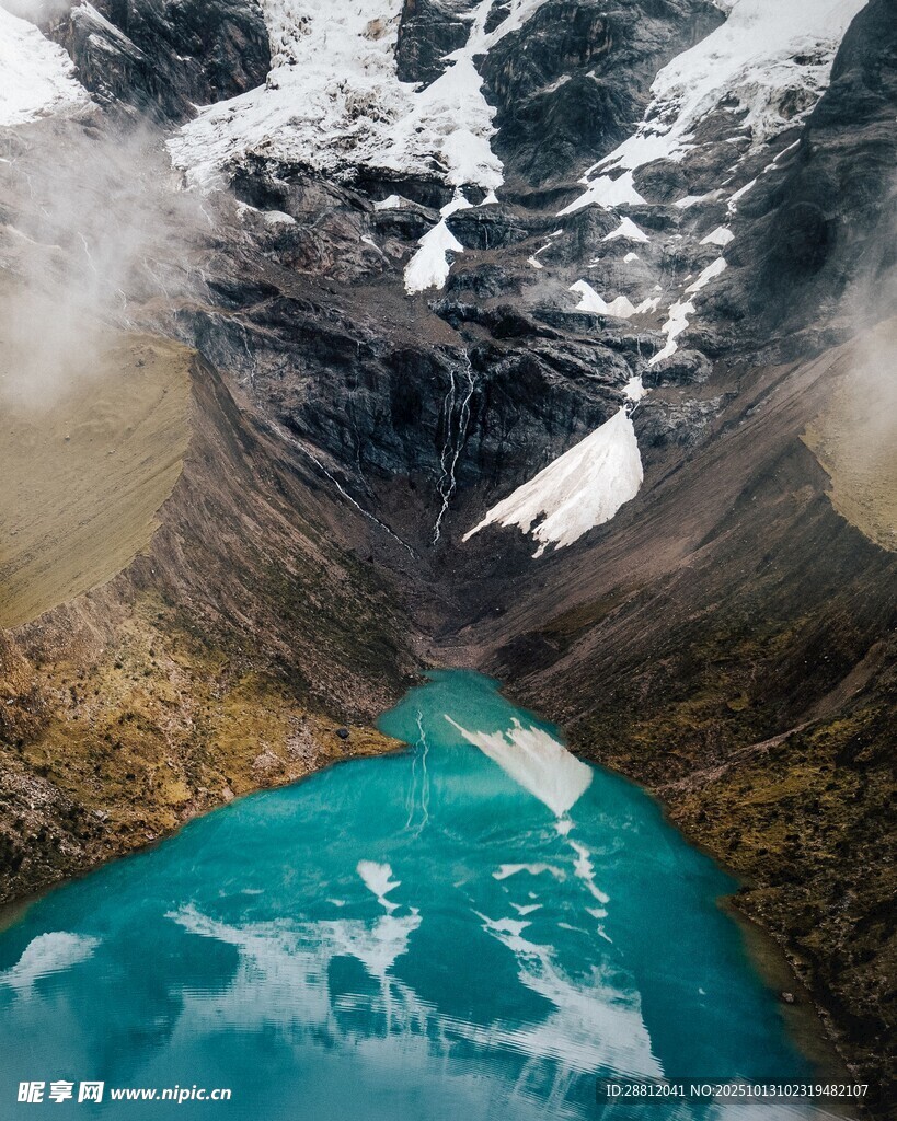 高山下的藍(lán)湖美景