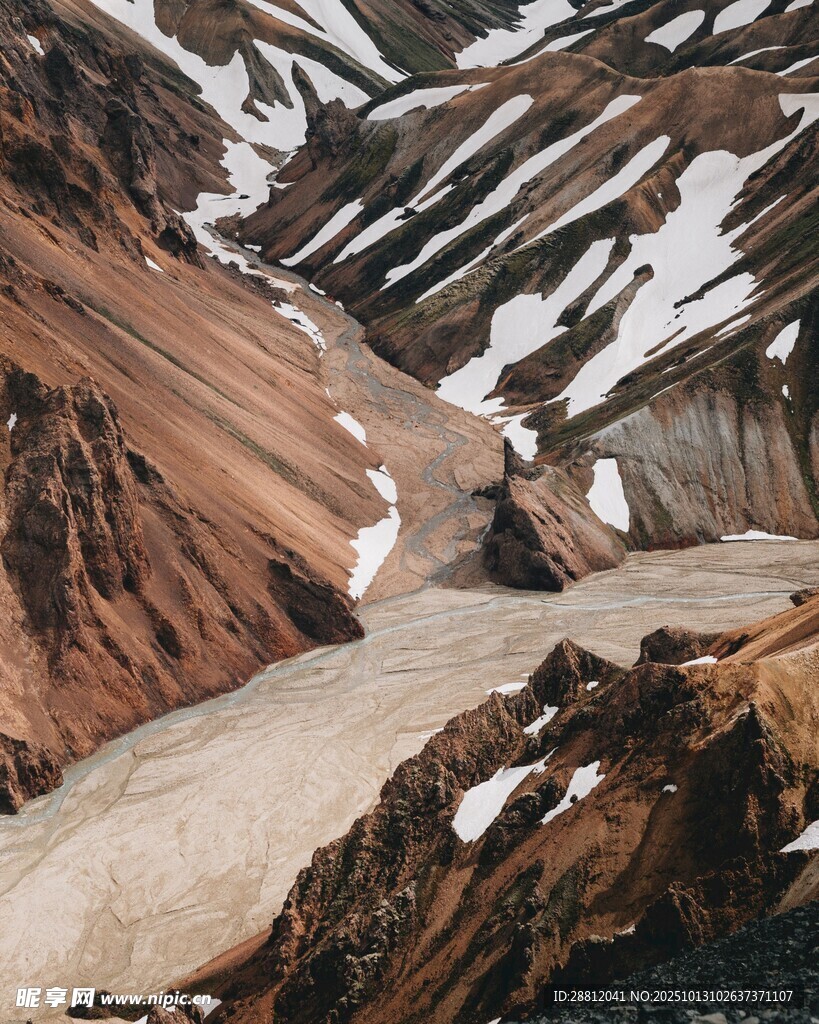 壯麗雪山山谷景觀