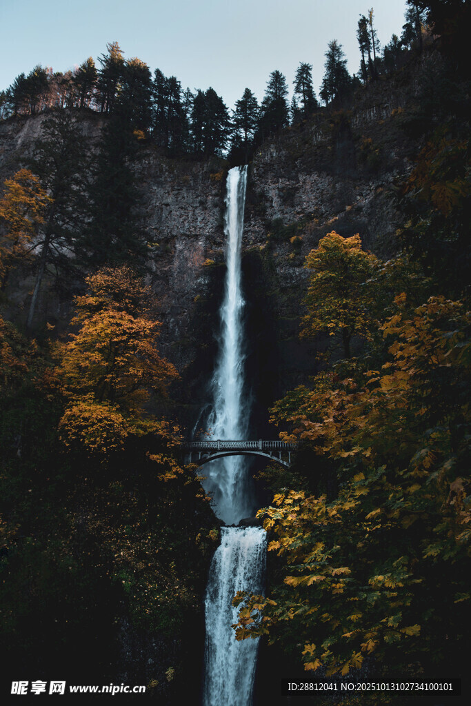 山間飛瀑秋色美景