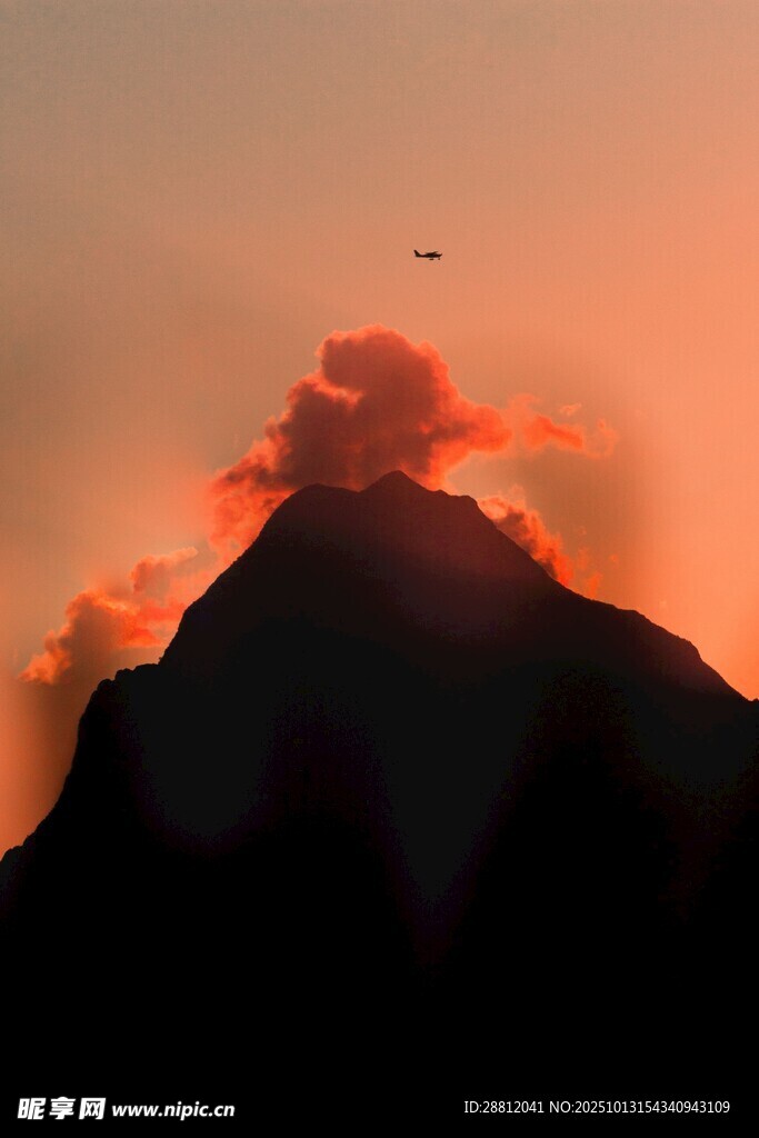 夕陽下的巍峨山峰剪影
