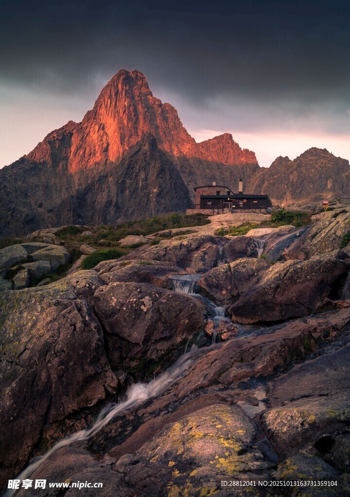 壯麗山景與溪流風光