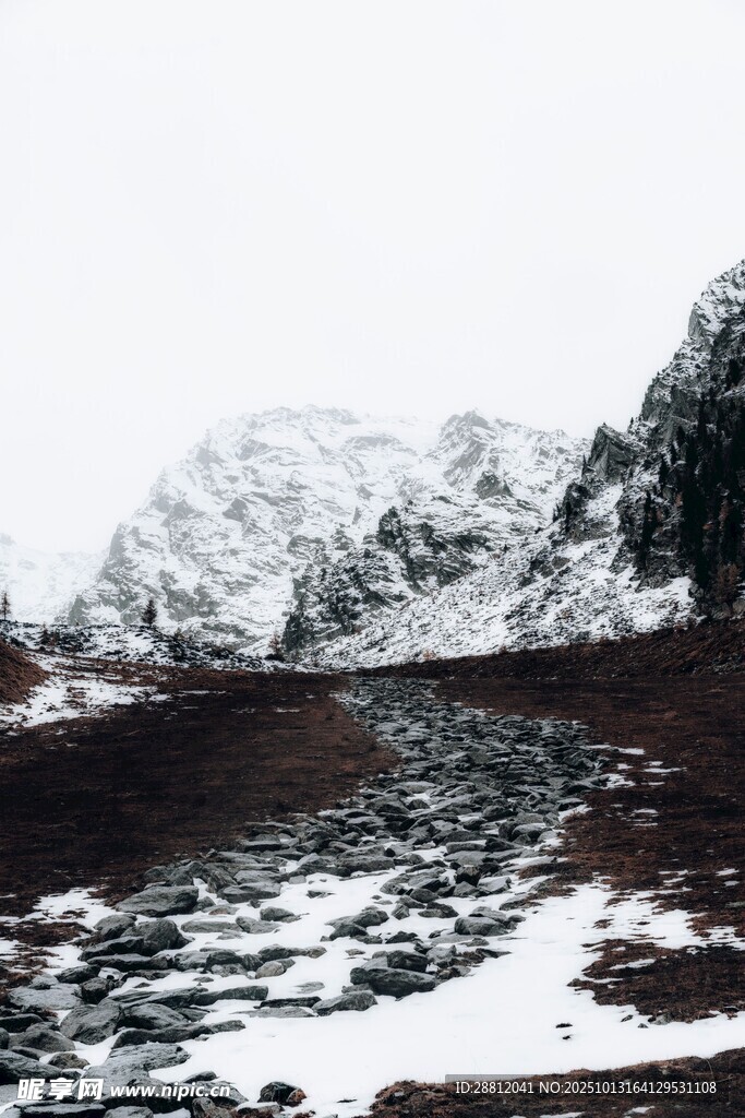 雪山下的荒涼地貌