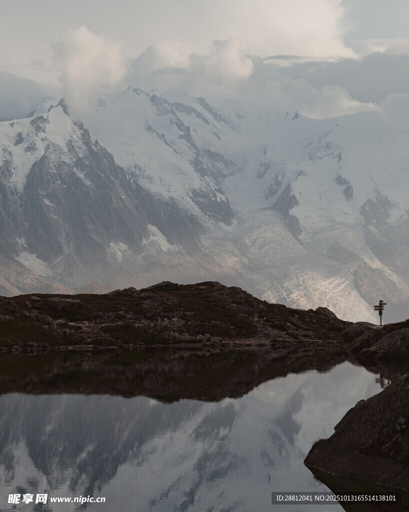 雪山湖畔美景