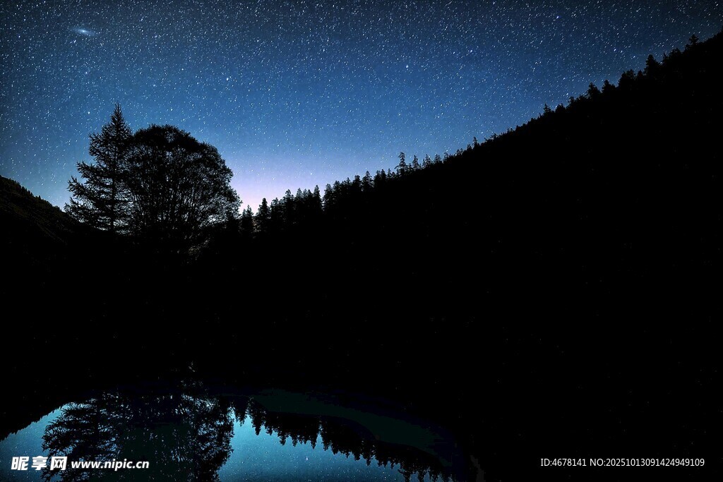 靜謐山間星空倒映湖面