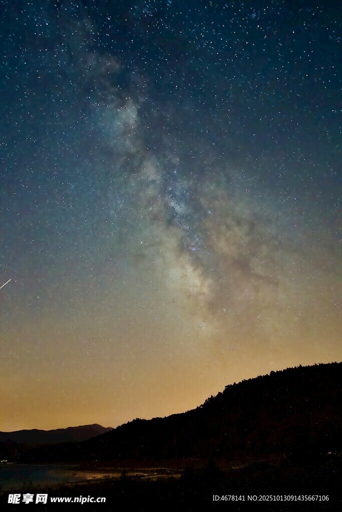 夜幕下的壯麗銀河景觀