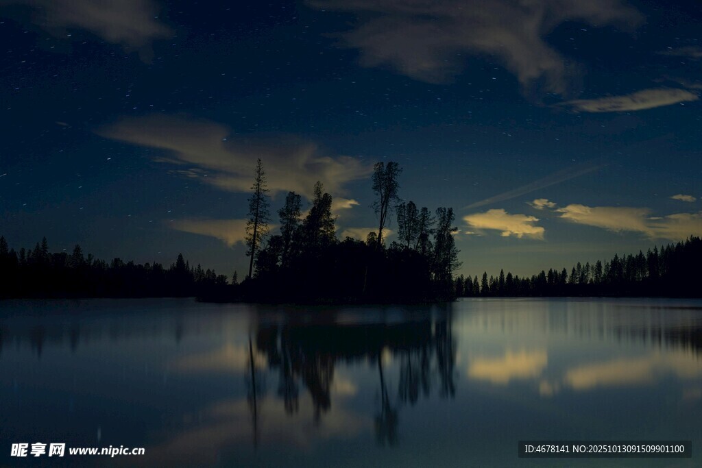 靜謐湖畔夜色倒影美景