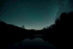 靜謐夜空下的湖岸星空