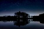 靜謐湖畔星空夜景倒影