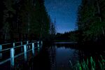 夜晚湖畔木橋的靜謐景致