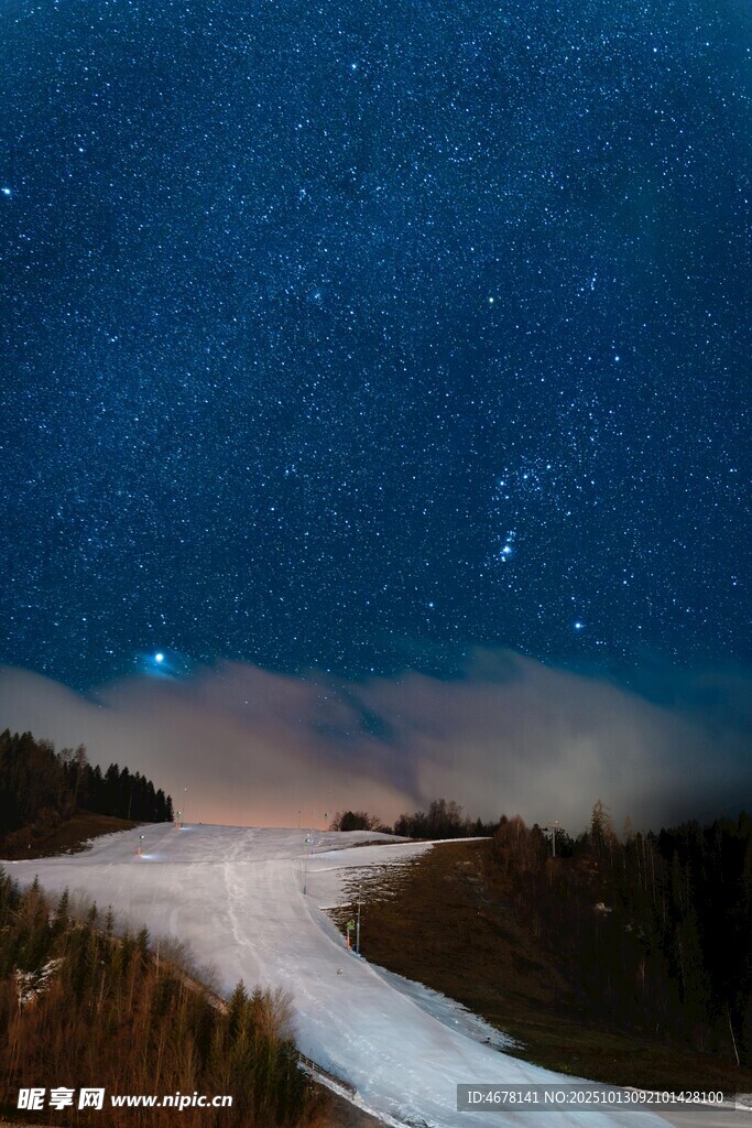 雪夜星空下的蜿蜒道路