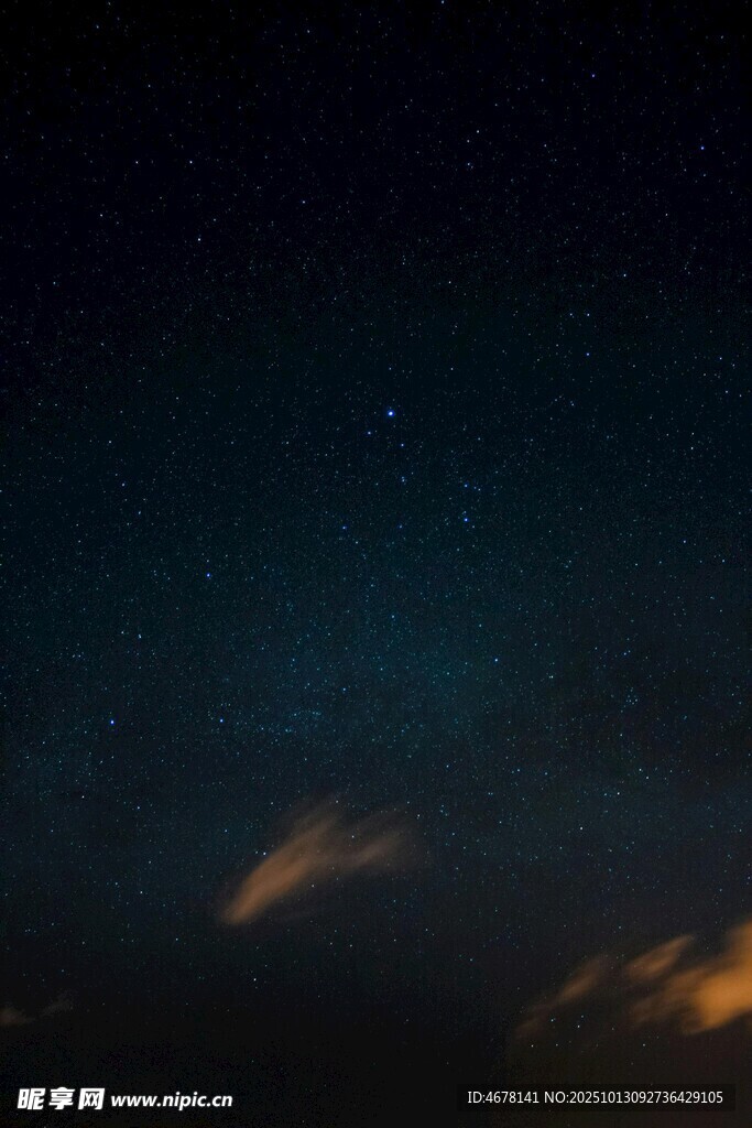 夜空下的微光與閃爍繁星