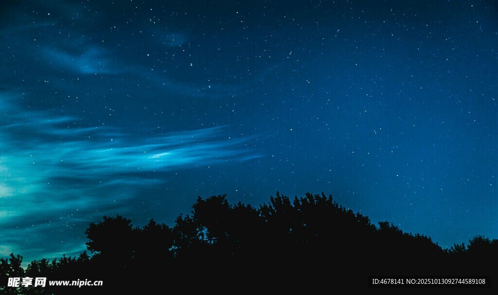 夜幕下的樹林與夢(mèng)幻天空